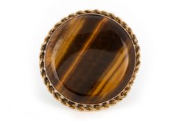 VICTORIAN AGATE BROOCH, LATE 19TH CENTURY