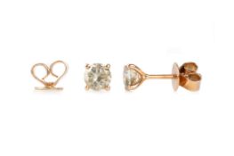 PAIR OF DIAMOND STUD EARRINGS,