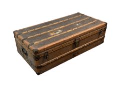 AUX ETATS UNIS OF PARIS TRAVEL TRUNK, CIRCA 1923