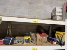 LOT CONSISTING OF ASSORTED ITEMS