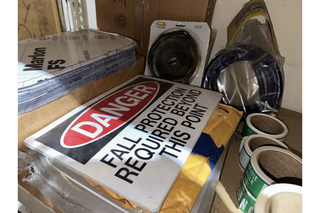 LOT CONSISTING OF ASSORTED ITEMS - Image 4 of 10