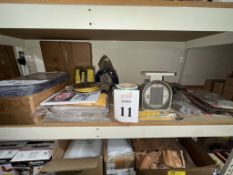 LOT CONSISTING OF ASSORTED ITEMS