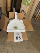 LOT CONSISTING OF HOUSEHOLD DUST PANS