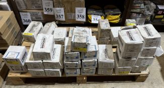 LOT CONSISTING OF ASSORTED ANCHORS