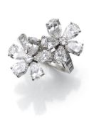 Exceptional flower ring with diamonds