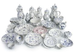A MIXED LOT OF STRAW FLOWER PATTERN PORCELAIN