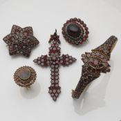 FIVE GARNET SET JEWELLERY ITEMS