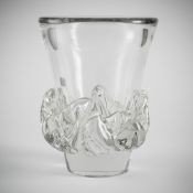 A LARGE CRYSTAL GLASS VASE