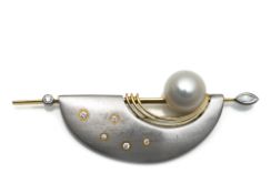 BROOCH WITH SOUTH SEA PEARL AND DIAMONDS