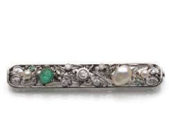 BROOCH WITH DIAMONDS, EMERALDS AND PEARLS