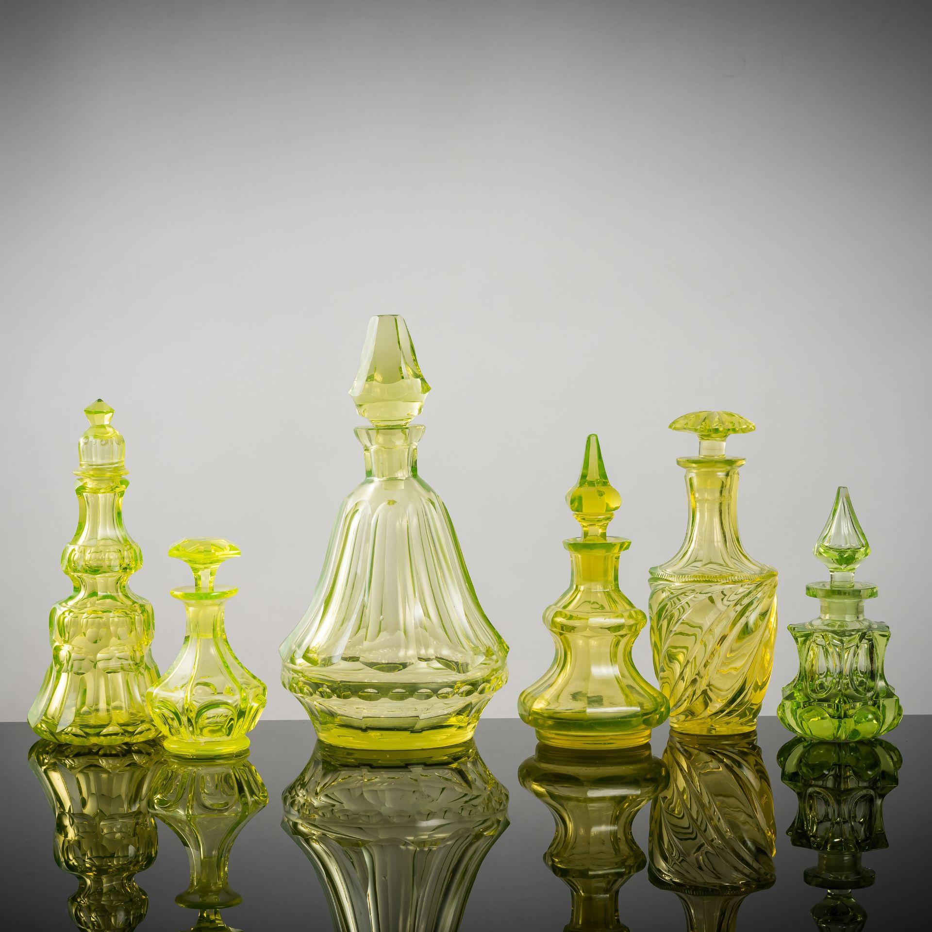 Sechs Glas-Flakons