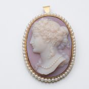 A BROOCH WITH AGATE RELIEF CAMEO