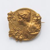 AN ART NOUVEAU GOLD BROOCH