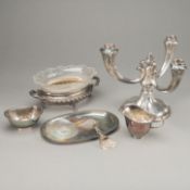 A MIXED LOT OF SILVER ITEMS