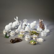 A MIXED LOT OF PORCELAIN ANIMALS AND BOXES