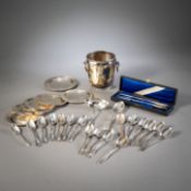 A MIXED LOT OF SAUCERS, CUTLERY, AN ICE COOLER AND A PAIR OF SERVERS IN A CASE
