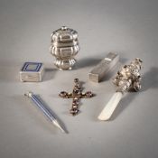 A MIXED LOT OF SMALL SILVER ITEMS