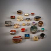 MIXED LOT OF TABATIERS AND PILLBOXES WITH AGATE STONE LIDS ETC.