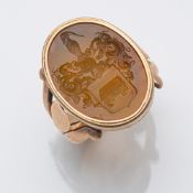 A GENTLEMAN\S RING WITH COAT OF ARMS