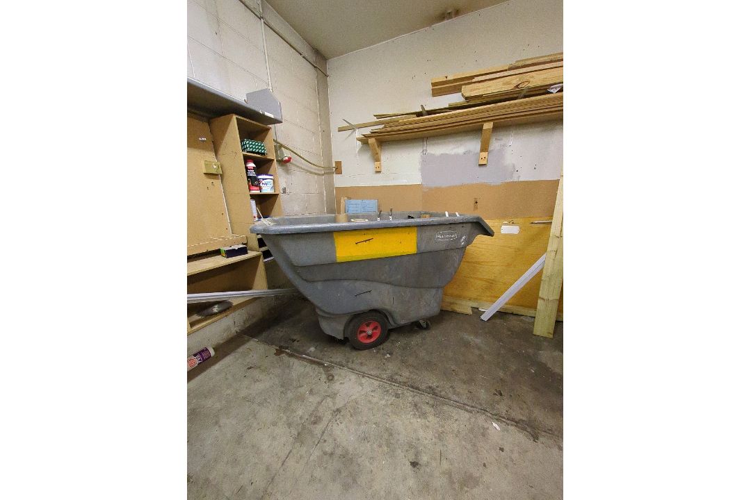 Rubbermaid Tipper Bin - Image 3 of 6