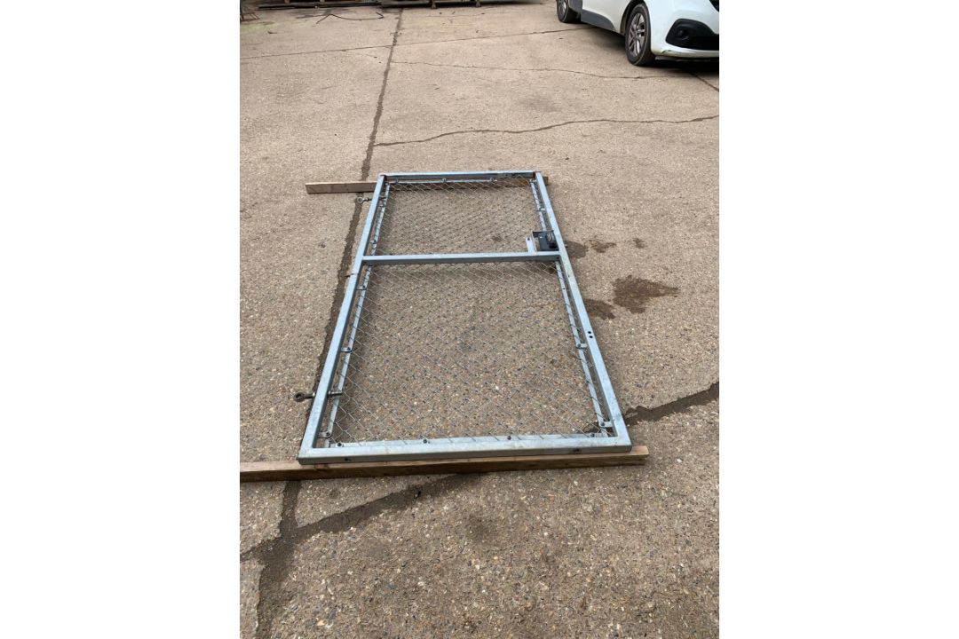 Galvanised Chain Link Fencing + Posts & Gates - Image 2 of 16
