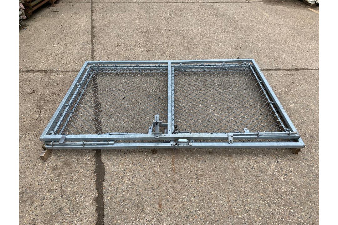 Galvanised Chain Link Fencing + Posts & Gates - Image 3 of 16