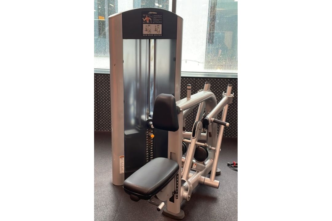 LifeFitness Row/Rear Delt - Image 1 of 6