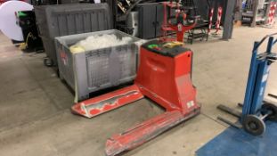 Linde T16 Roll Pallet Truck