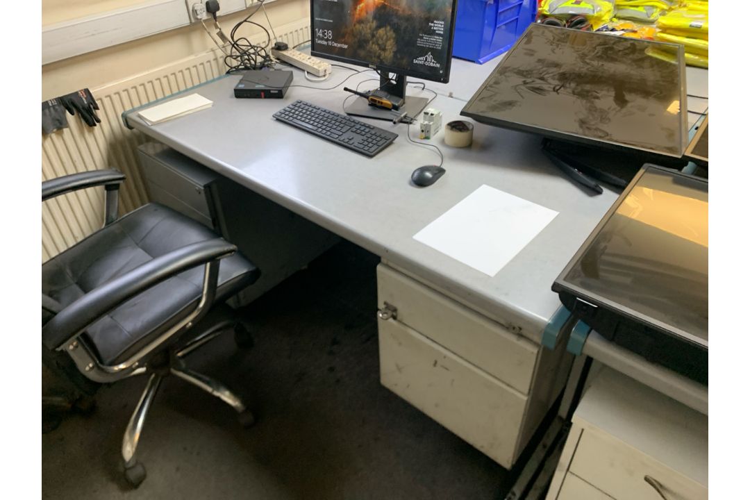 Office Tables With Attachable Pedestal Units x4 - Image 2 of 2