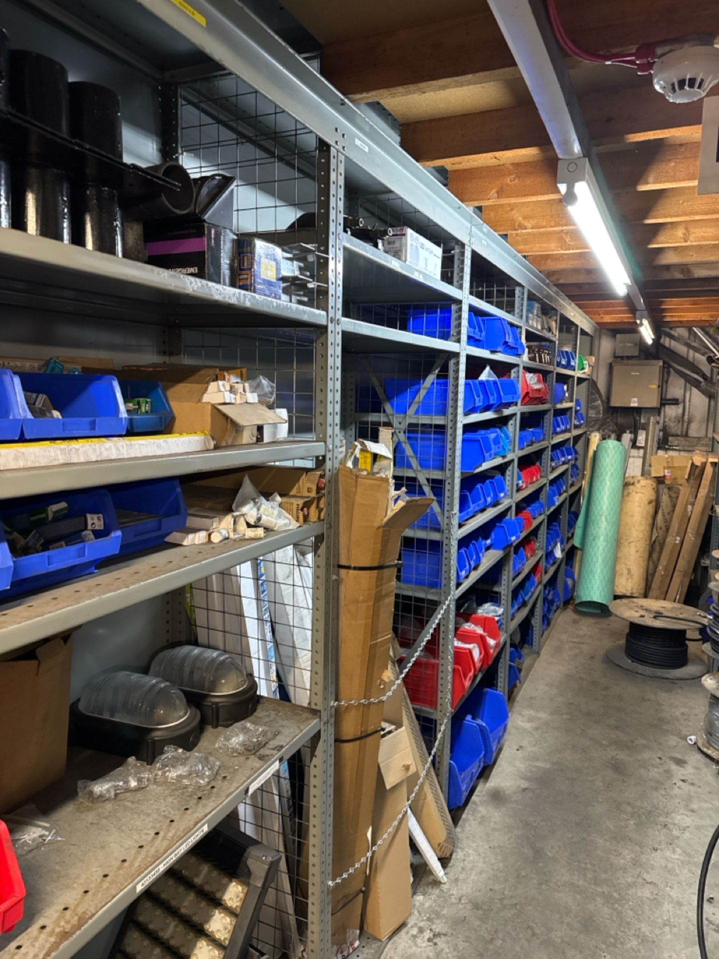 18 Bays of Metal Shelving - Image 5 of 8