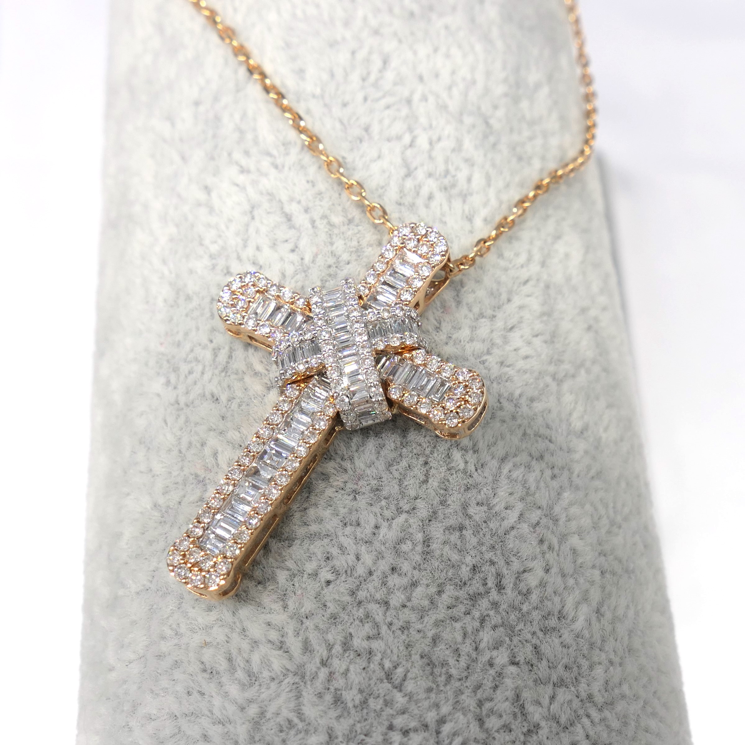 18ct Rose Gold Cross Set With Diamonds Totalling 1.51 Carats- With Chain & Box - Image 4 of 8