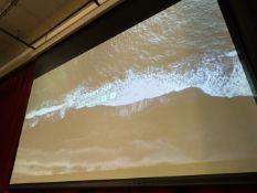 Sapphire Retractable Projector Screen