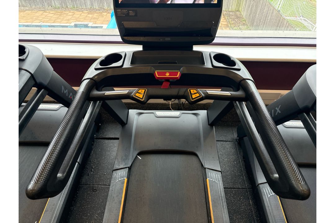 Matrix T-ES Treadmill With Touchscreen - Image 4 of 8