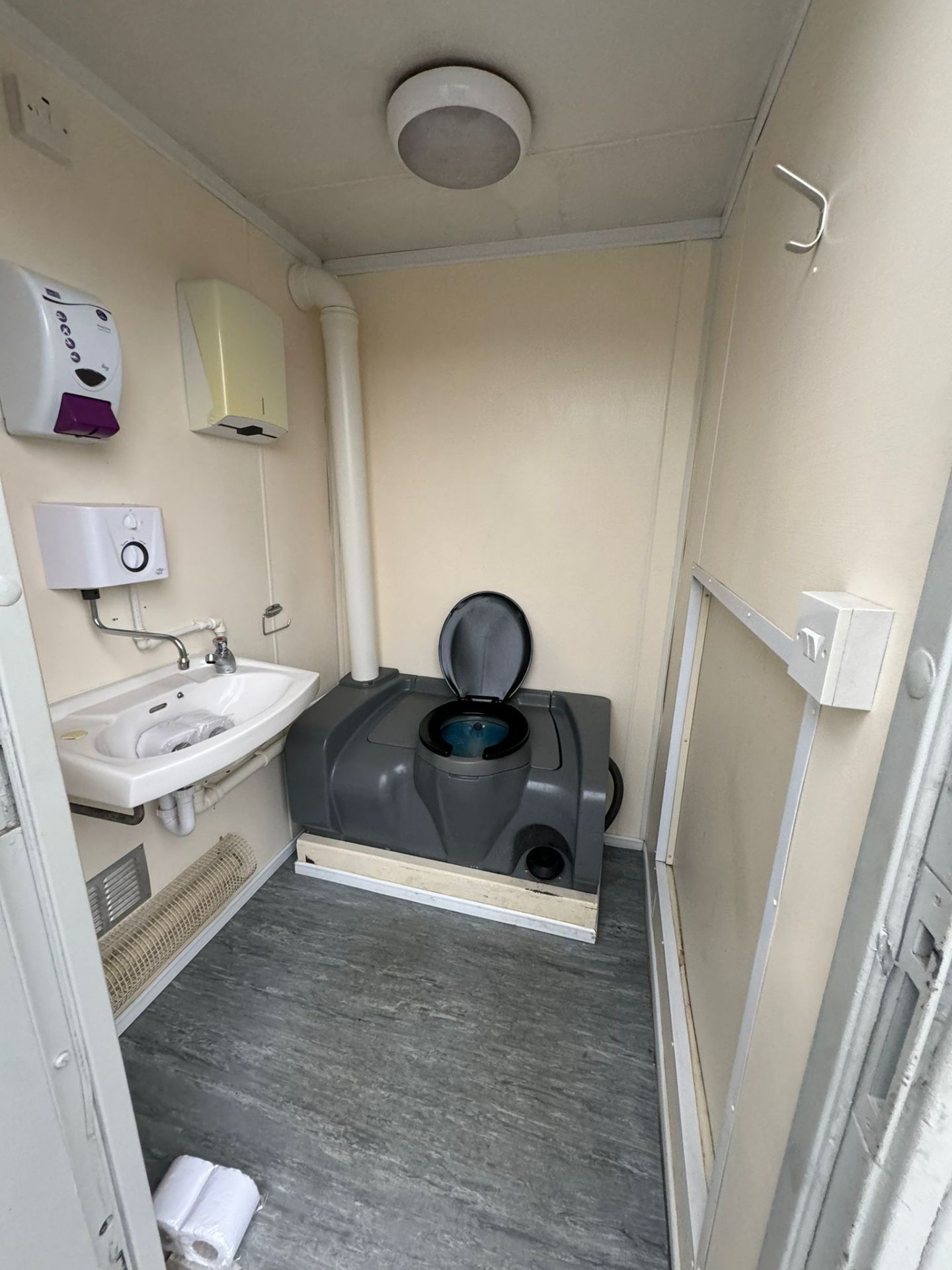 24ft Static Welfare Unit With Toilet, Canteen, Generator, Site Cabin Office Welfare Container - Image 9 of 14