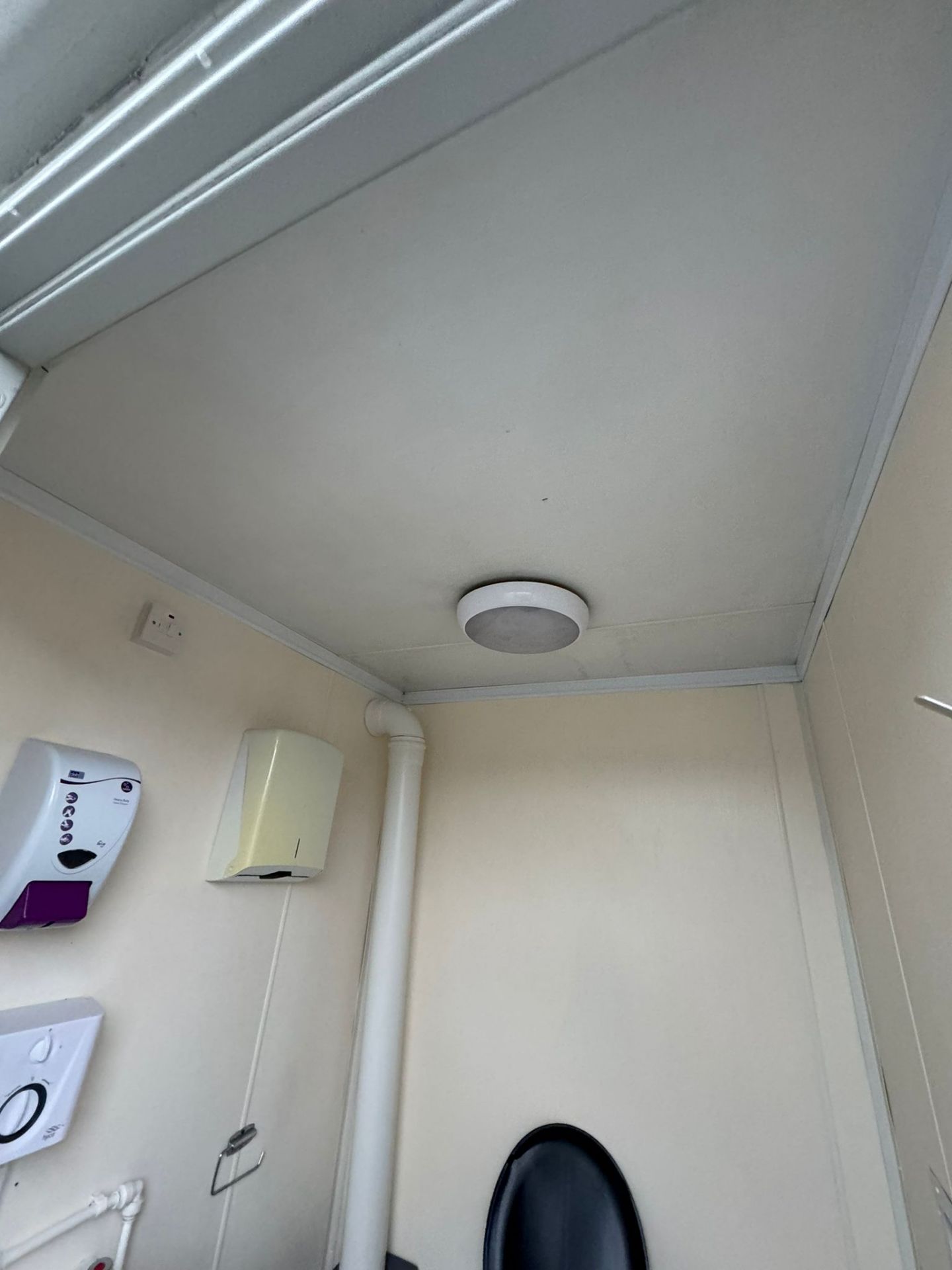 24ft Static Welfare Unit With Toilet, Canteen, Generator, Site Cabin Office Welfare Container - Image 7 of 14
