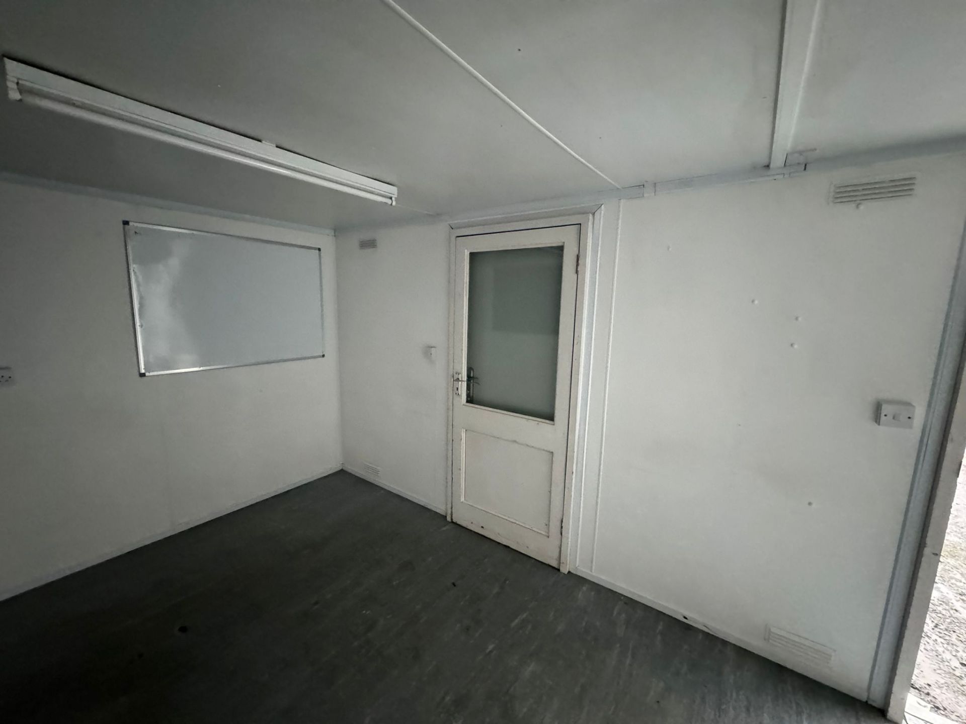 24ft Static Welfare Unit With Toilet, Canteen, Generator, Site Cabin Office Welfare Container - Image 11 of 14