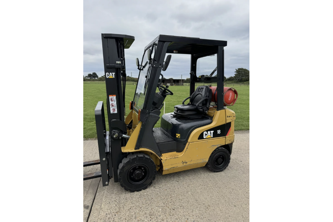 CATERPILLAR - 1.8 Tonne Gas Forklift (container - triple mast, 4230 hours) - Image 2 of 4