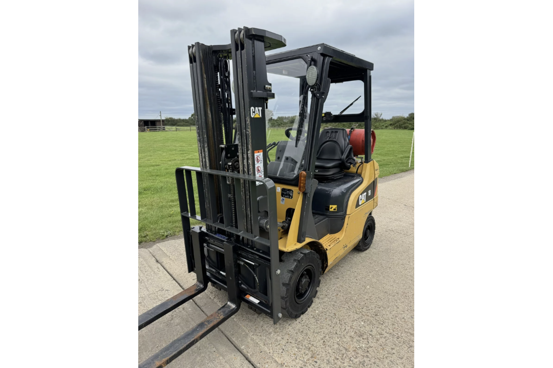 CATERPILLAR - 1.8 Tonne Gas Forklift (container - triple mast, 4230 hours) - Image 1 of 4