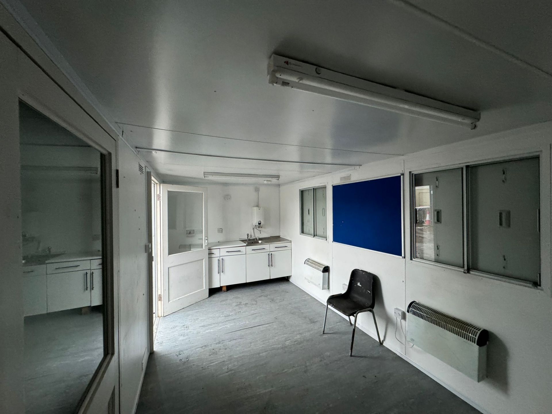 24ft Static Welfare Unit With Toilet, Canteen, Generator, Site Cabin Office Welfare Container - Image 4 of 14
