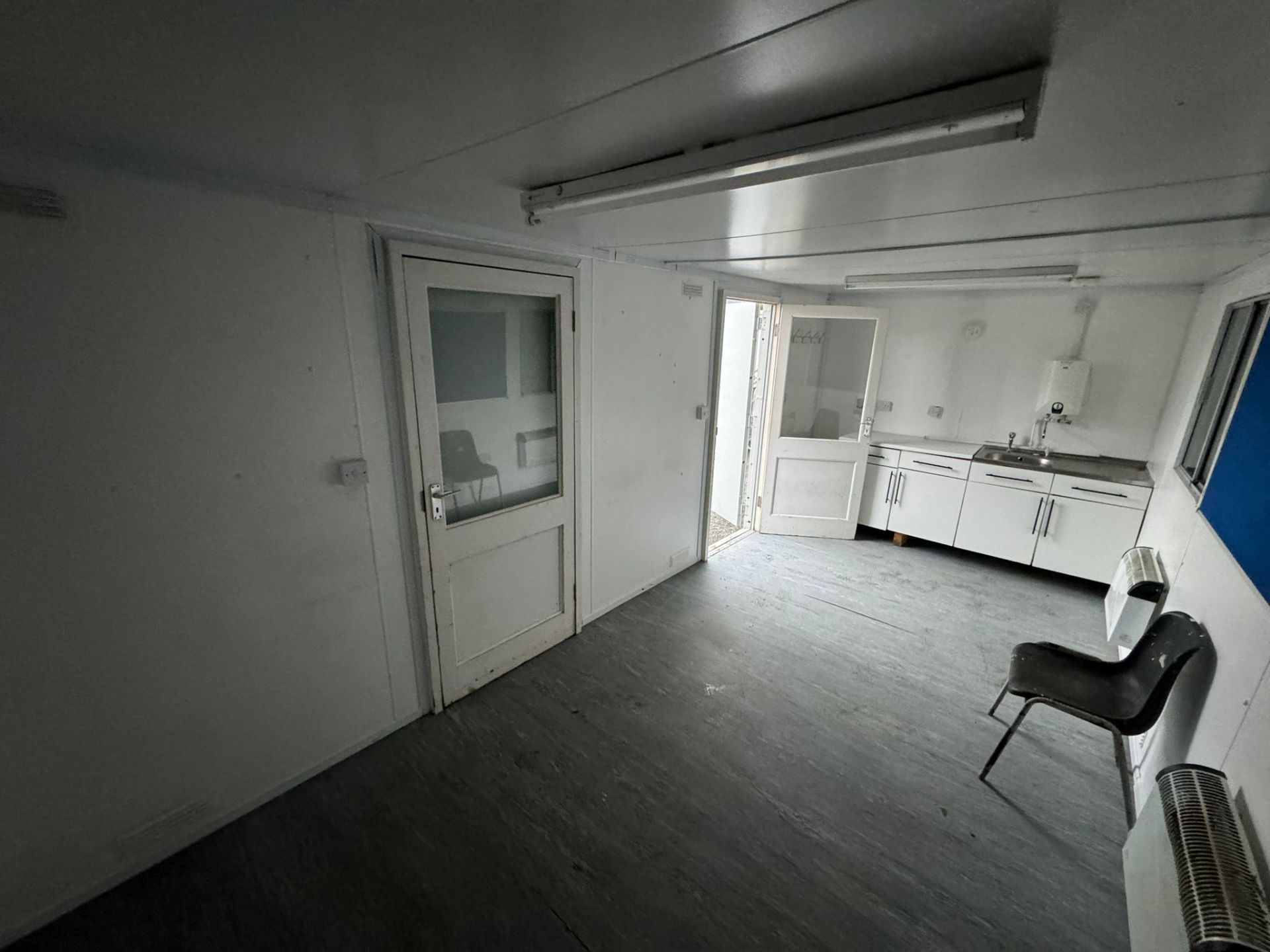 24ft Static Welfare Unit With Toilet, Canteen, Generator, Site Cabin Office Welfare Container - Image 13 of 14