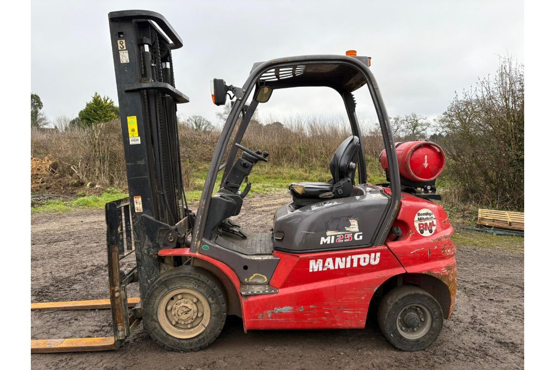 Manitou 2.5 MI25G Tonne Gas Forklift, 2017 Model, ONLY 3767 HOURS!!, 3.7m Lift With Side Shift - Image 1 of 9