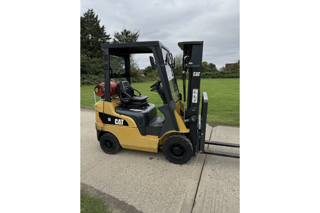 CATERPILLAR - 1.8 Tonne Gas Forklift (container - triple mast, 4230 hours) - Image 4 of 4
