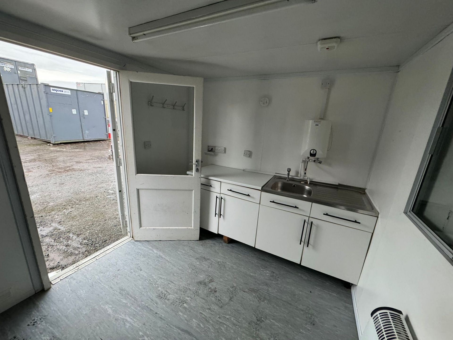 24ft Static Welfare Unit With Toilet, Canteen, Generator, Site Cabin Office Welfare Container - Image 3 of 14