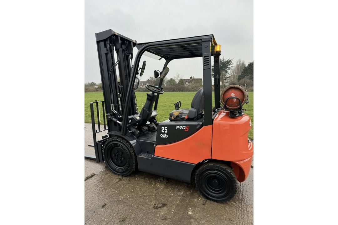 2015 Doosan G25E-5 2.5 Tonne Gas Forklift, Fork Positioner & Side Shift, 6240 Hours, New Tyres - Image 3 of 7