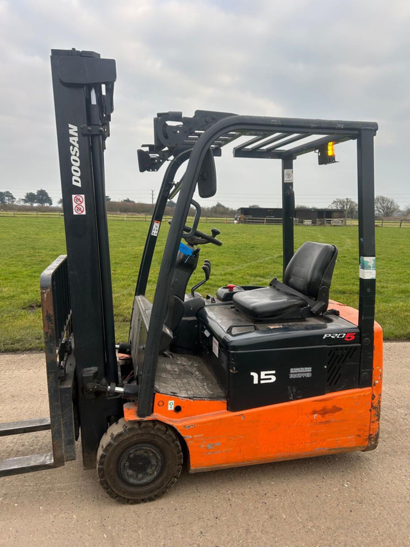 2008 Doosan 1.5 Tonne Electric Forklift, 4734 Hours, - Image 4 of 5