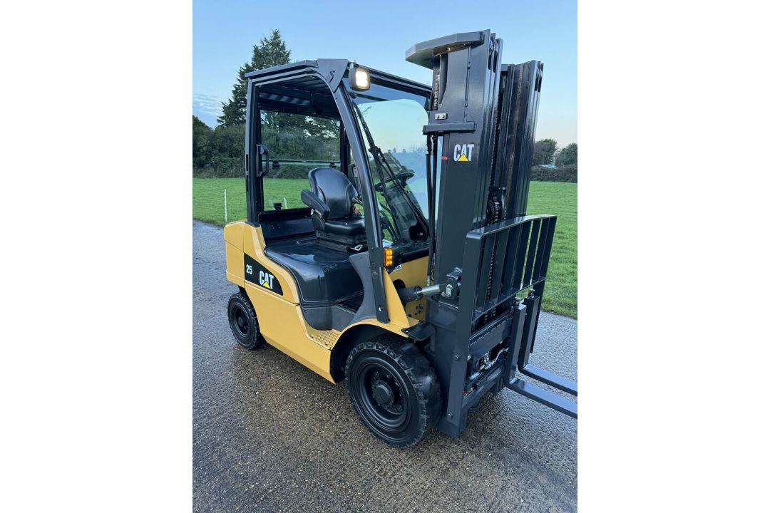 2020 Caterpillar 2.5 Tonne Diesel Forklift Container Spec Triple Mast - Image 5 of 6