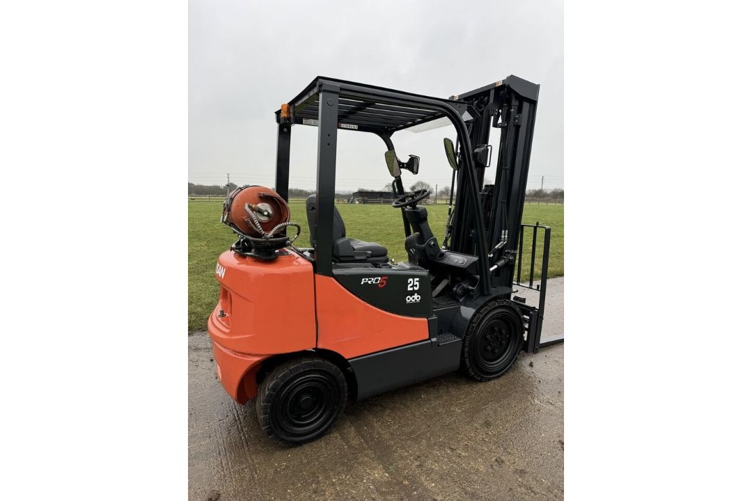 2015 Doosan G25E-5 2.5 Tonne Gas Forklift, Fork Positioner & Side Shift, 6240 Hours, New Tyres - Image 2 of 7