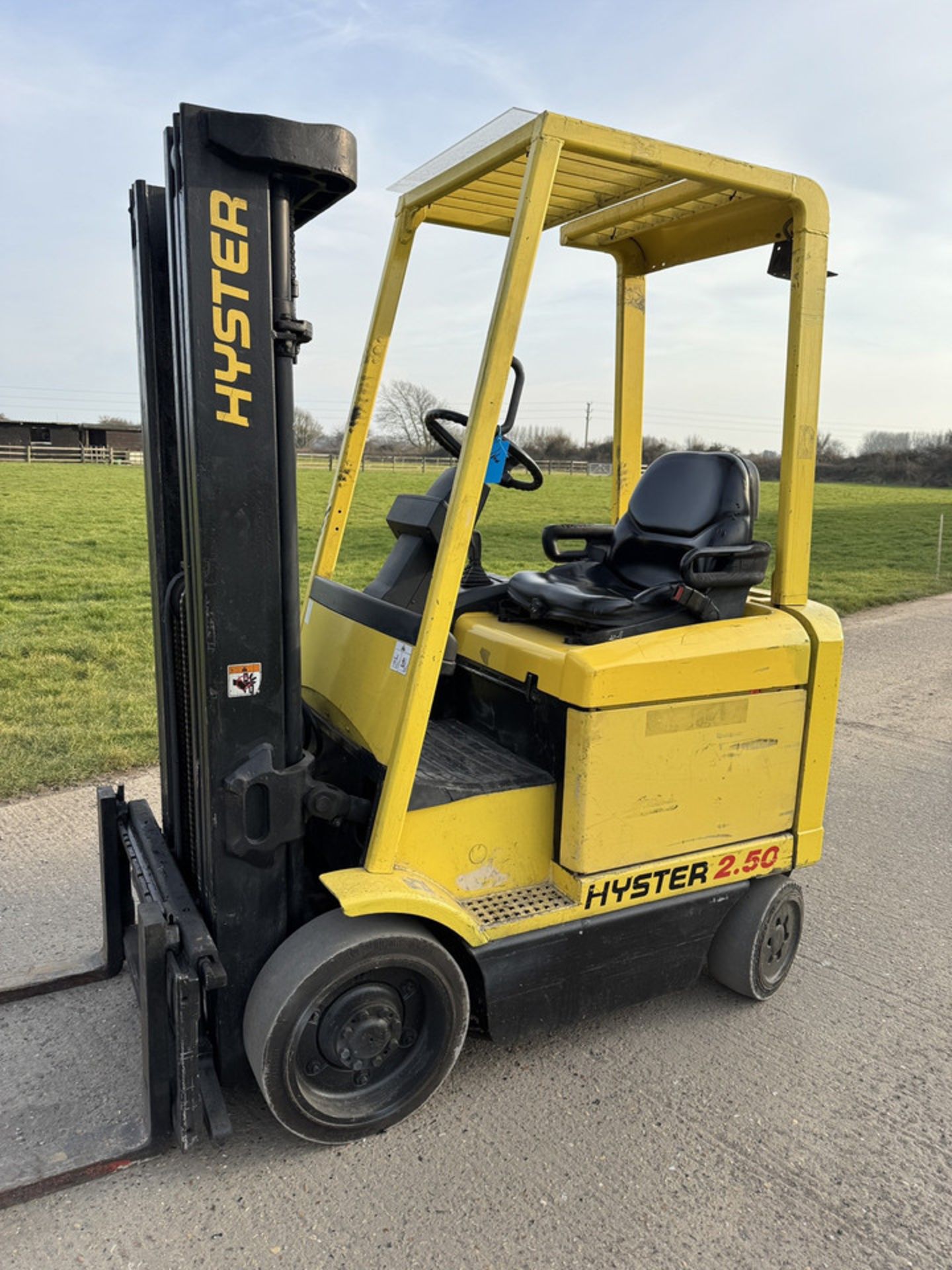 Hyster 2.5 Tonne Electric Forklift Truck, Container Spec, Complete With Charger - Image 2 of 5