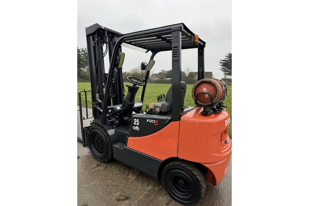 2015 Doosan G25E-5 2.5 Tonne Gas Forklift, Fork Positioner & Side Shift, 6240 Hours, New Tyres - Image 4 of 7