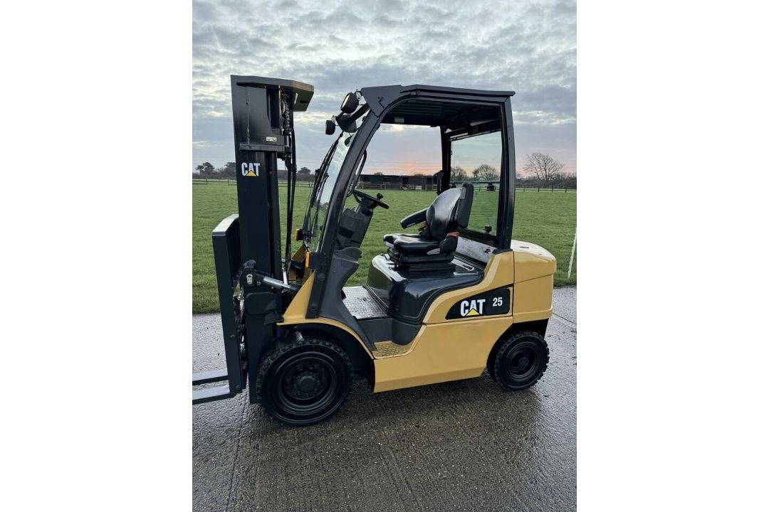 2020 Caterpillar 2.5 Tonne Diesel Forklift Container Spec Triple Mast - Image 1 of 6